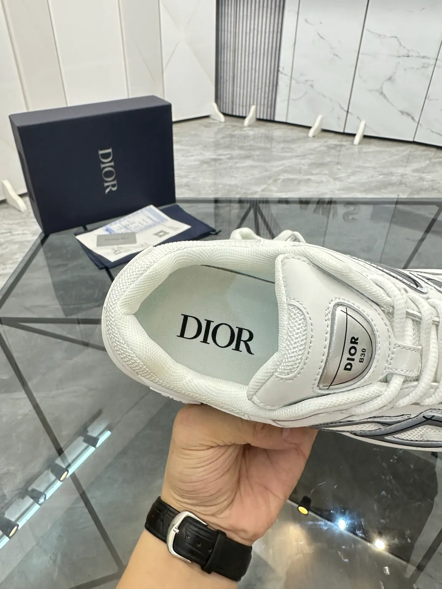 Men's shoes: 💰P400¥ Available in Guangzhou Product trademark: Dior* "Dior*" low-top casual shoes Regular size: 35-46 (can be customized to 47) Couple style Product materials: Upper imported cowhide stitched with original fabric, breathable lining, ultra-light foam original outsole. No.: 007
